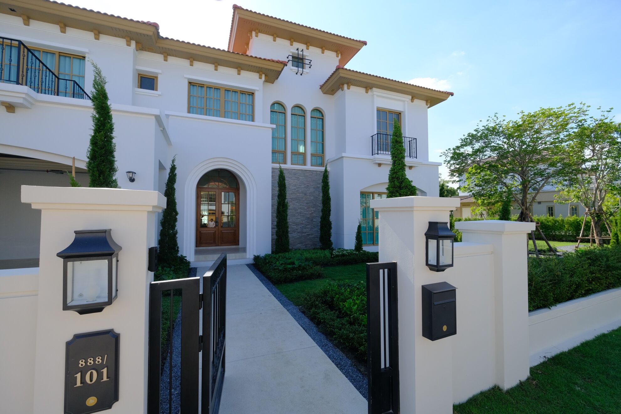 Read more about the article เรนวูด ปาร์คอวดโฉม2โปรเจ็กต์ลักชัวรี ‘SERENO-SONIA’ทุ่มงบกว่า120 ล้านเนรมิตสำนักงานขายระดับเวิลด์คลาส