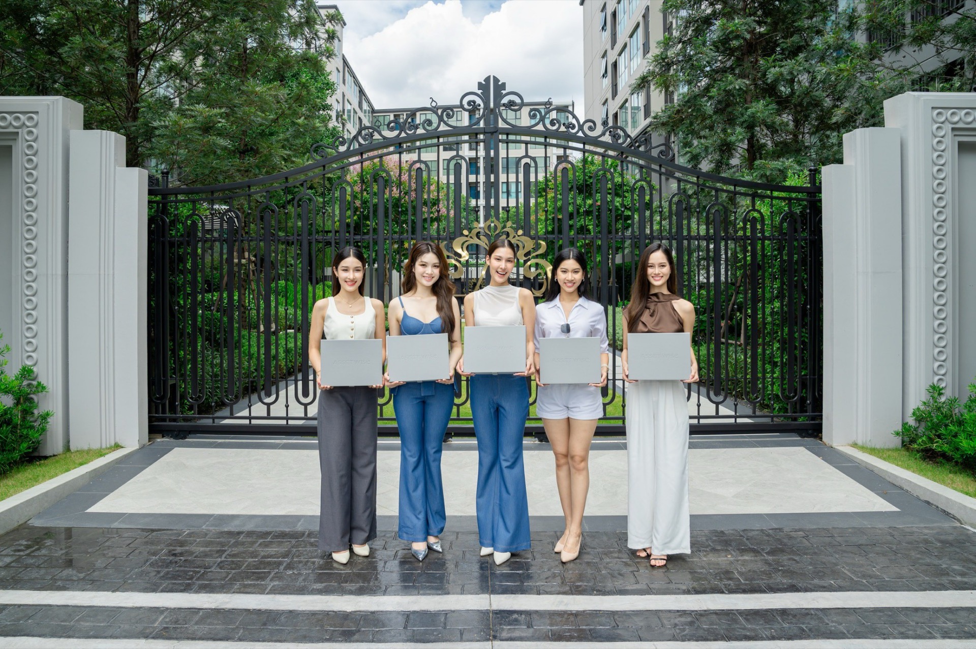 Read more about the article แอสเซทไวส์ จัดเซอร์ไพรส์ต้อนรับ “หมูแฮม นางสาวไทย 2568” นำทีมรองทั้ง 4 ย้ายเข้าคอนโด ATMOZ Palacio ลาดพร้าว-วังหิน