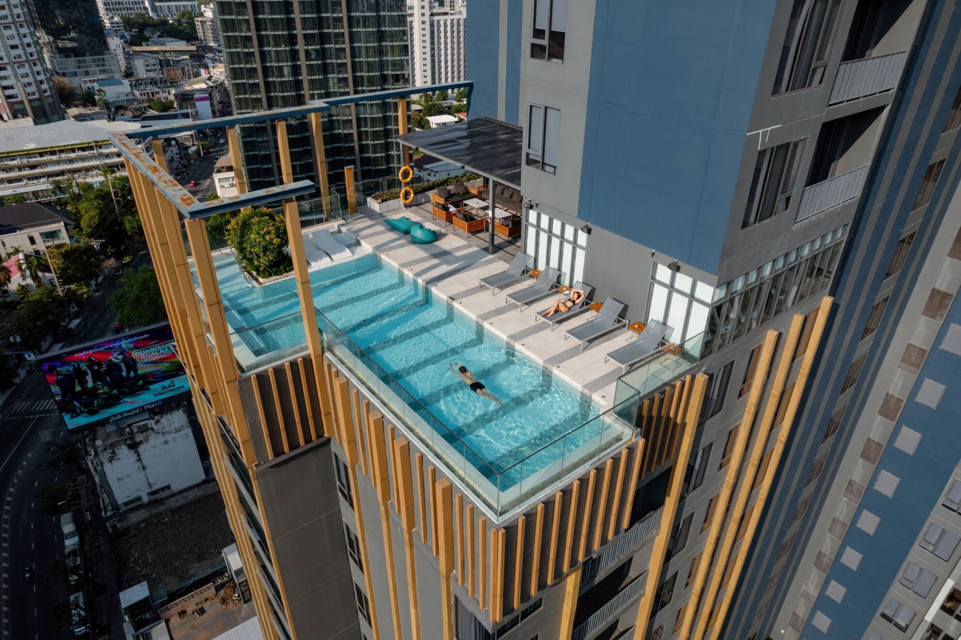 Read more about the article ออริจิ้น ปิดดีลขายโรงแรม สเตย์บริดจ์ สวีท แบงค็อก ทองหล่อ ให้ ตัน ภาสกรนที ในนาม “ตันบุญ”