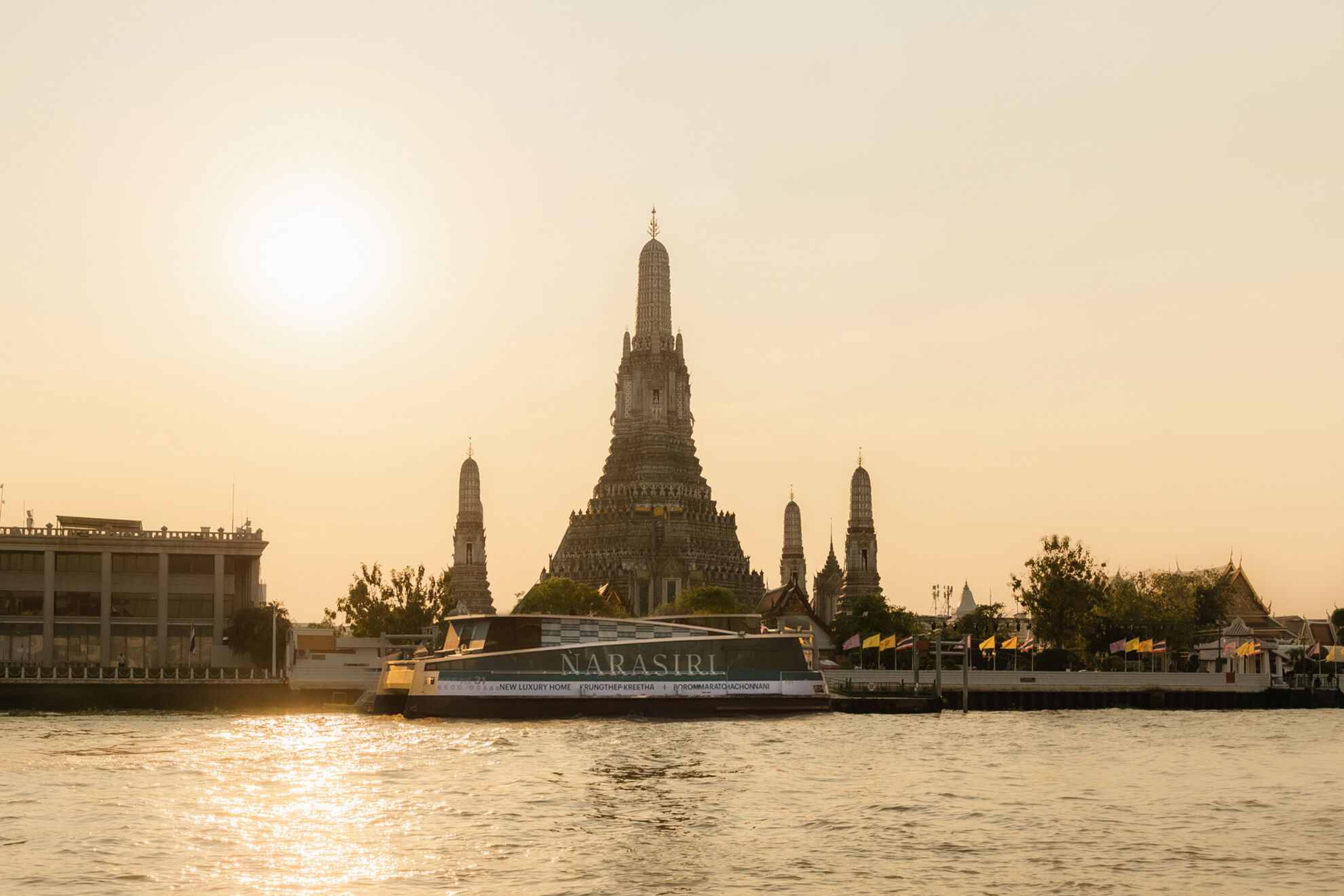 Read more about the article [Preview] แสนสิริ สะกดทุกสายตา ผ่านบิลบอร์ด “เรือ” กลางแม่น้ำเจ้าพระยา เปิดตัว “นาราสิริ 2 โครงการ” มูลค่าระดับหมื่นล้าน